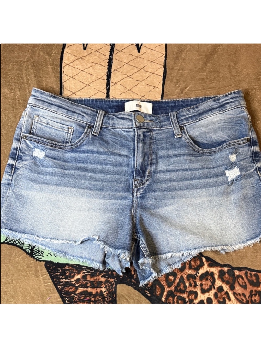 Buckle BKE Payton Light Wash Frayed Hem Denim Shorts - Picture 3 of 7